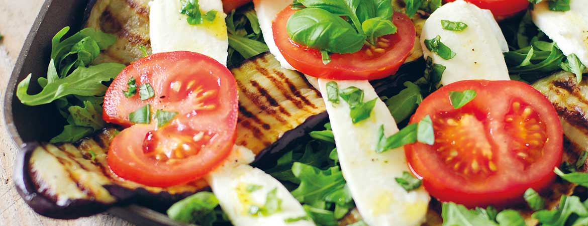 salade met gegrilde aubergine: lunch om je vingers bij op te eten