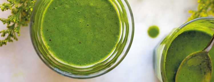 Groene smoothie met amandelmelk, spinazie en banaan - Gezond aan tafel - recept