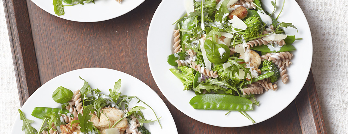 Speltfusilli met kip, groene groente en roomsaus