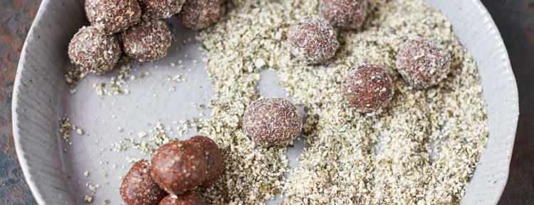 Energieballen met dadels, cacao en pompoenpitten van Jamie Oliver - Gezond aan tafel - recept