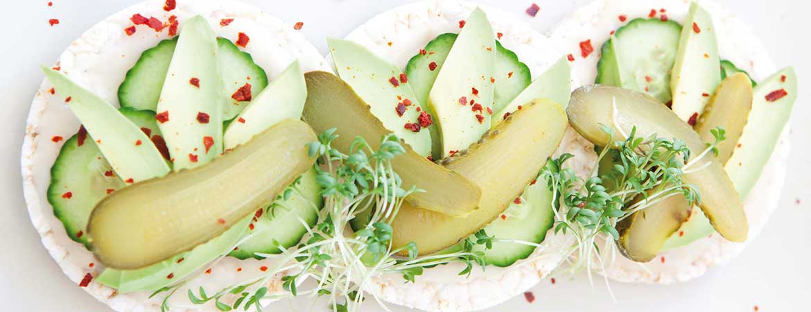 Rijstwafels avocado komkommer en augurk