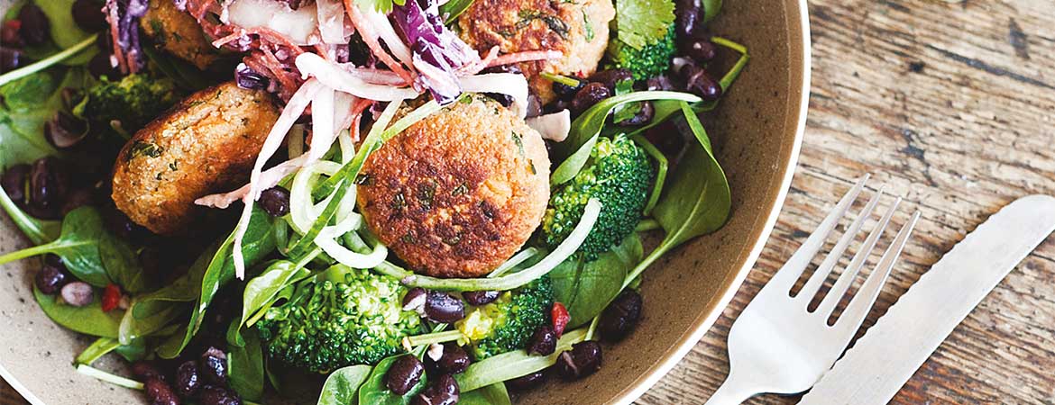 Spinazie salade met Thaise zoeteaardappelburgertjes