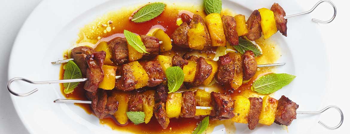 Spiesjes met lamsvlees en mango