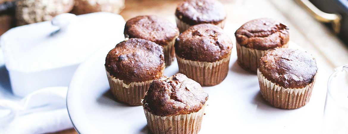 Suikervrije en veganistische muffins met banaan en walnoten