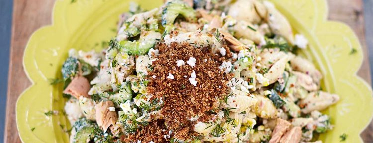 Pastasalade van Jamie Oliver met tonijn, feta & krokante cayennekruimels - Gezond aan tafel - recept