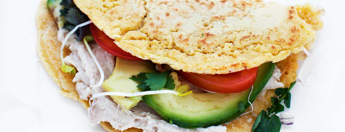 Kikkererwten pannenkoek met hummus en avocado