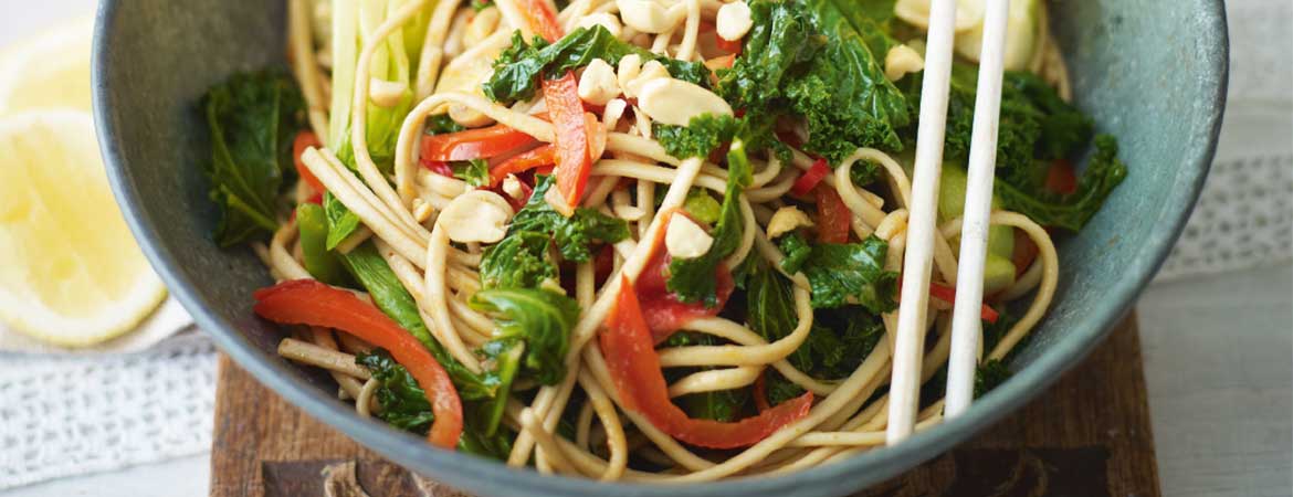 Udonnoedels met paksoi, champignons en boerenkool