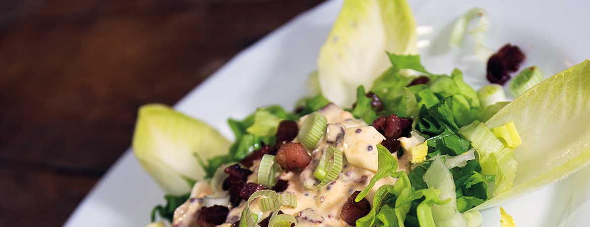 andijviesalade met een lauwwarme ei-mosterd-spekjessaus