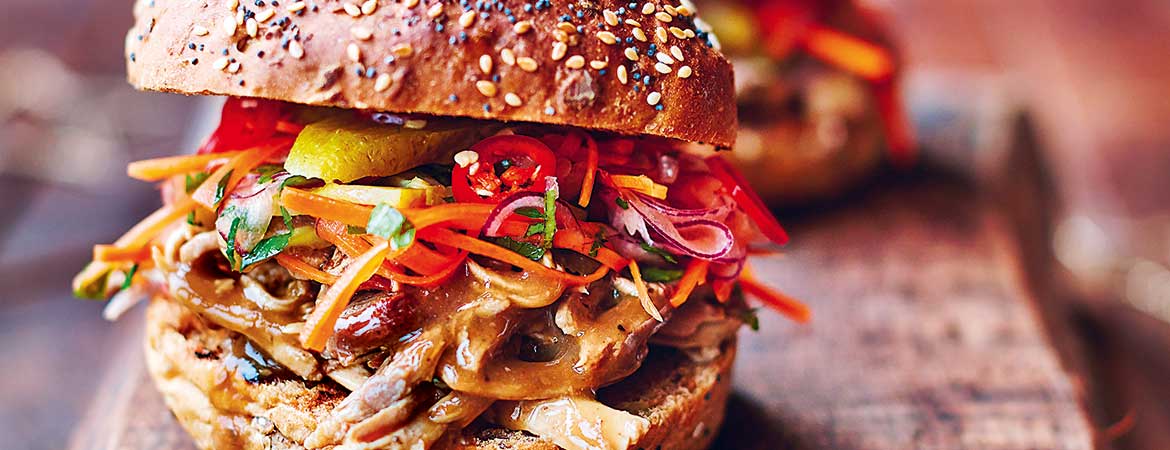 Sloppy Joes met kalkoen, salade en zelfgemaakte bbq-saus