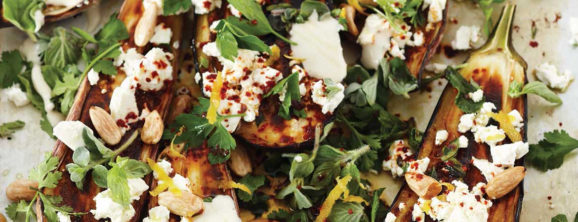 Gegrilde aubergine met kruiden, amandelen & tahina dressing