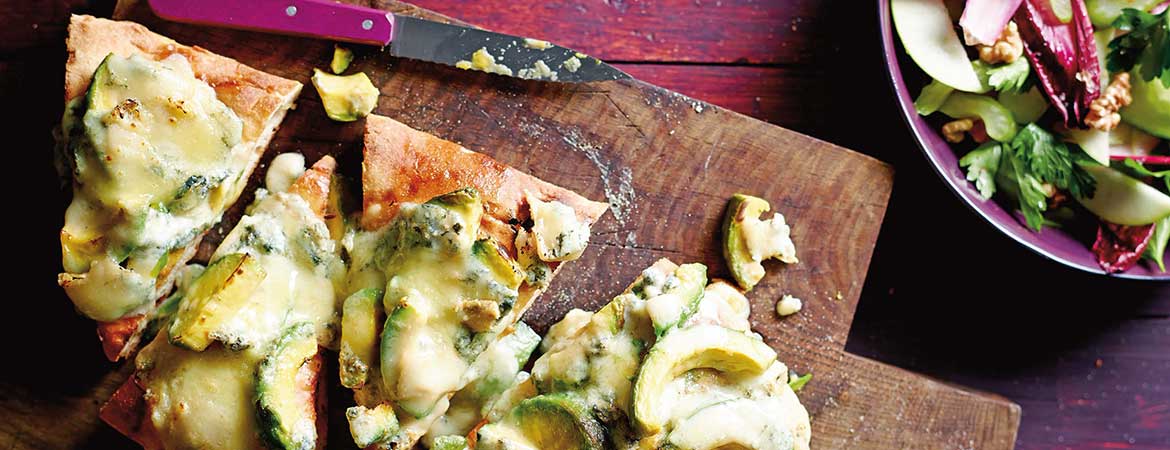 Turks brood met gegrilde avocado en gorgonzola