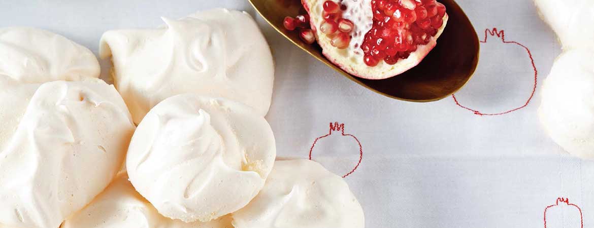 Meringue van rozenwater met granaatappelpitjes