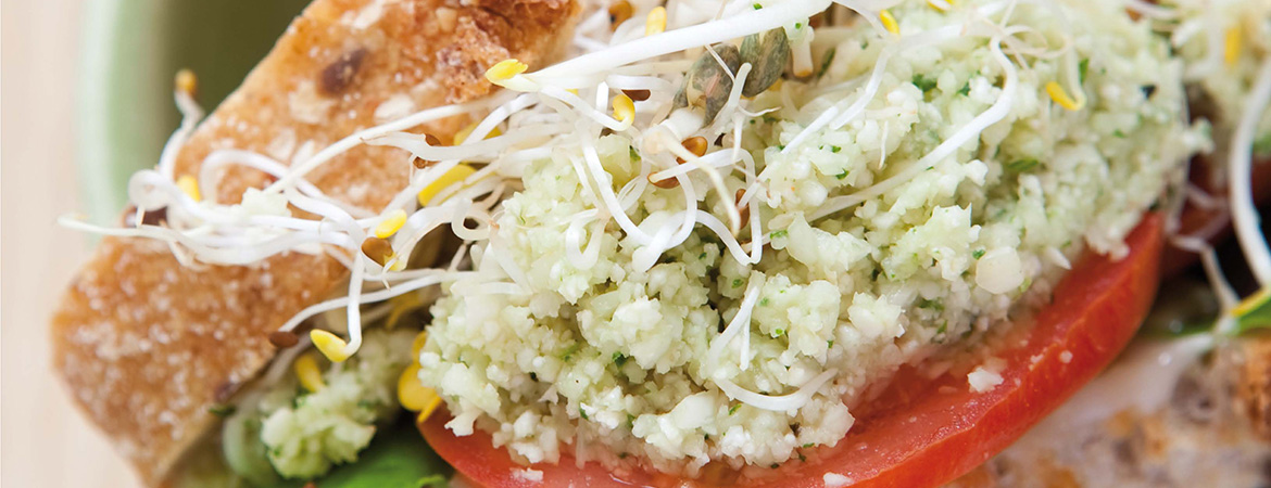 Zuurdesem sandwich met bloemkoolpesto, sla en tomaat