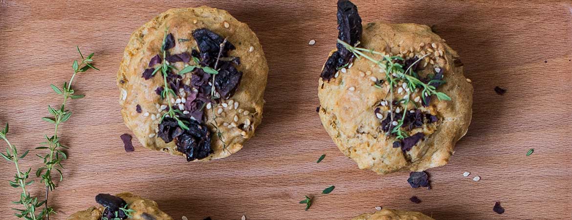 Hartige muffins met zongedroogde tomaat, bosui en zeewier