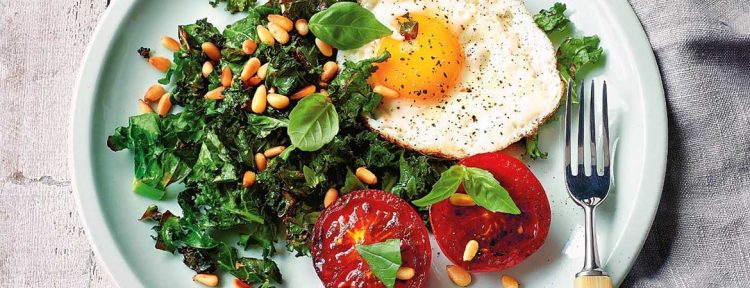 Boerenkool & eieren met gegrilde tomaten (Paleo) - Gezond aan tafel - recept