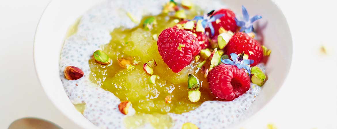 Chiapudding met appelcompote, frambozen & pistachenoten