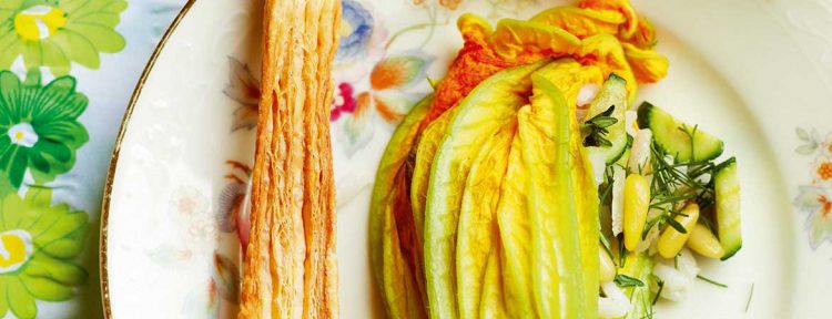 Gevulde courgettebloemen met courgette, rijst en pijnboompitjes - Gezond aan tafel - recept