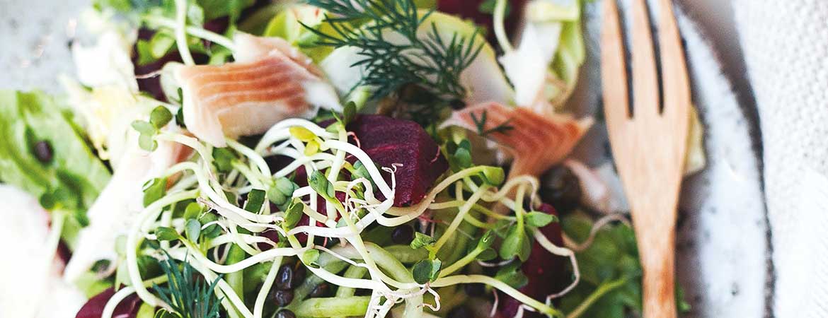 Salade van andijvie met gerookte forel & linzen