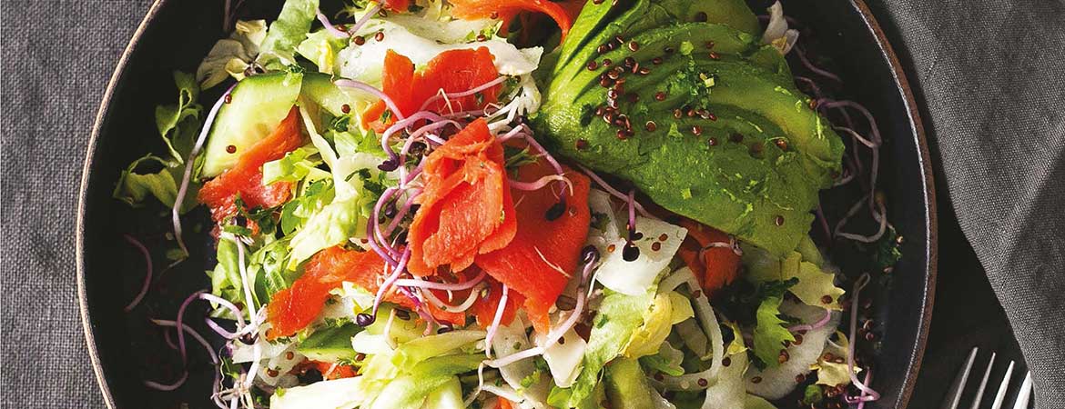 Salade van snijbiet met gerookte zalm, avocado & kiemen