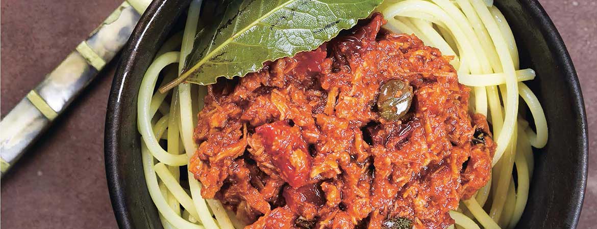 Spaghetti met tonijn, kappertjes en olijven