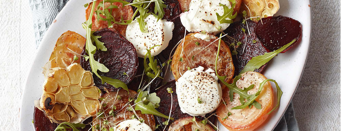 Geroosterde bieten met balsamicoazijn en geitenkaas