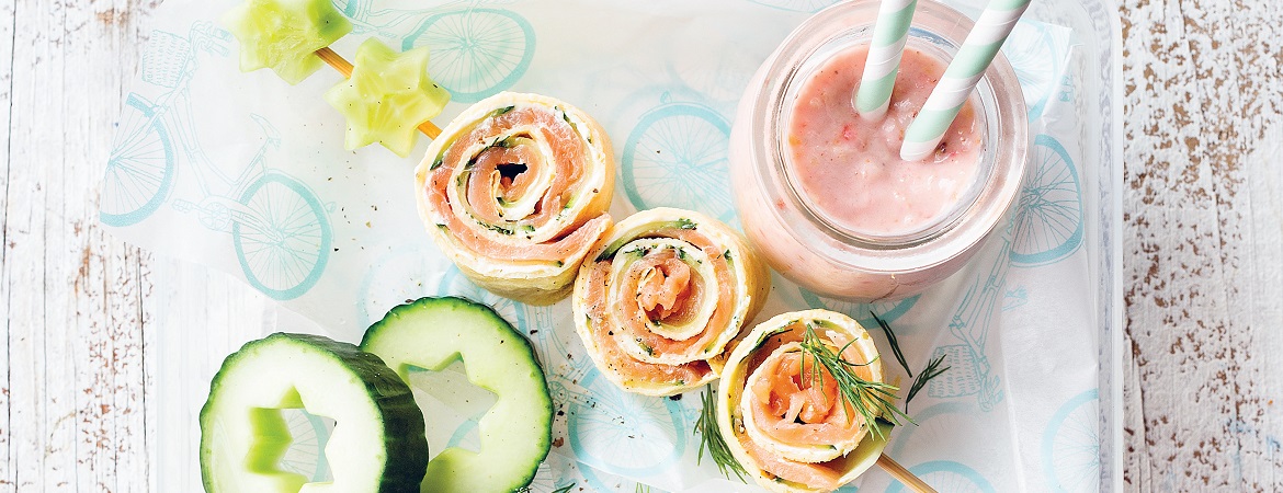 Ei rolletjes met zalm, roomkaas en komkommer