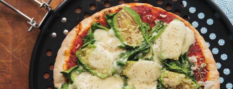 Pizza van de barbecue met avocado, spinazie en mozzarella - Gezond aan tafel - recept