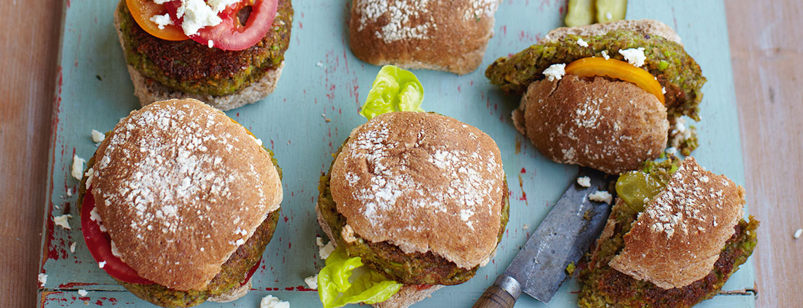 Vegetarische burgers met coleslaw & maïskolven
