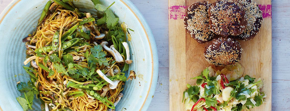 Zwarte bonen beefburgers met noedelsalade van Jamie Oliver