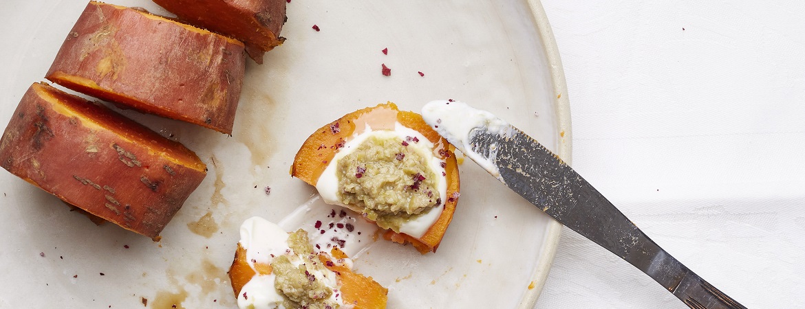 Gepofte zoete aardappel met tapenade (Niven Kunz)