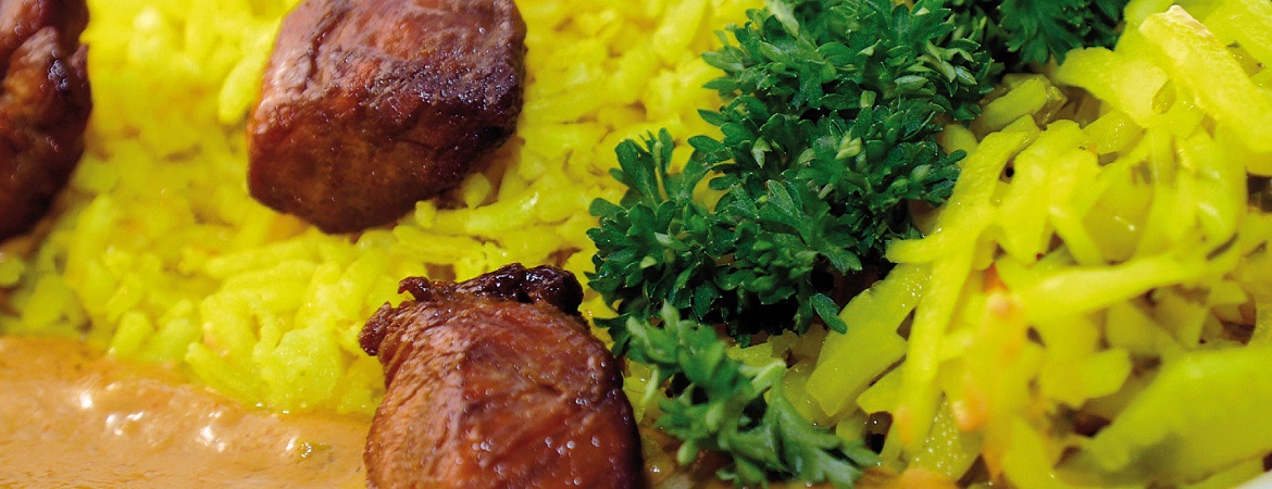 Kip in satésaus met gele rijst en zelfgemaakte atjar