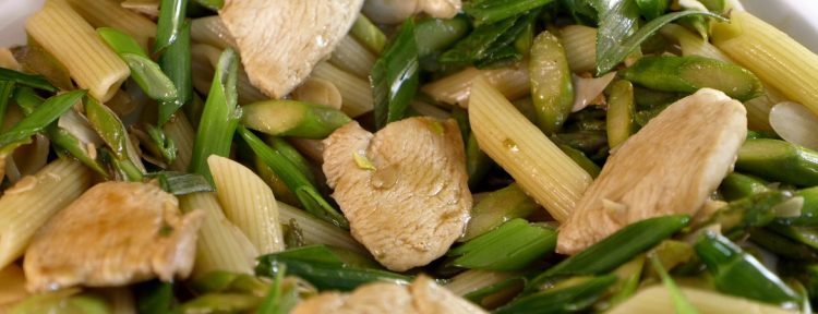 Roerbakkip met groene asperges en penne - Gezond aan tafel - recept