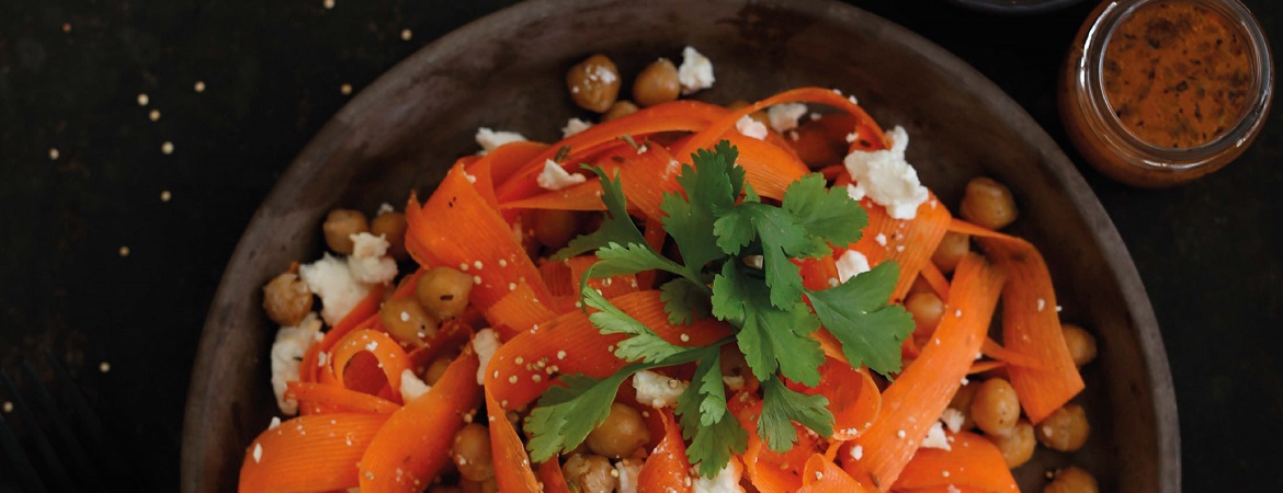 Wortellinten met feta, crispy kikkererwten & koriander