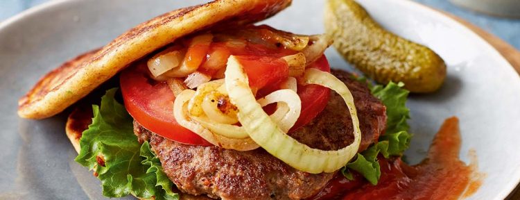 Hartige pannenkoeken met hamburger, tomaat & uien - Gezond aan tafel - recept