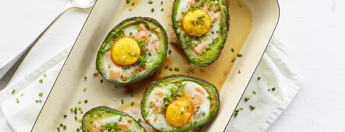 avocado met gerookte zalmsnippers en ei van vivian reijs