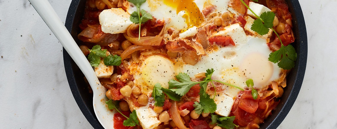 Shakshuka met tomaten, kikkererwten en courgette