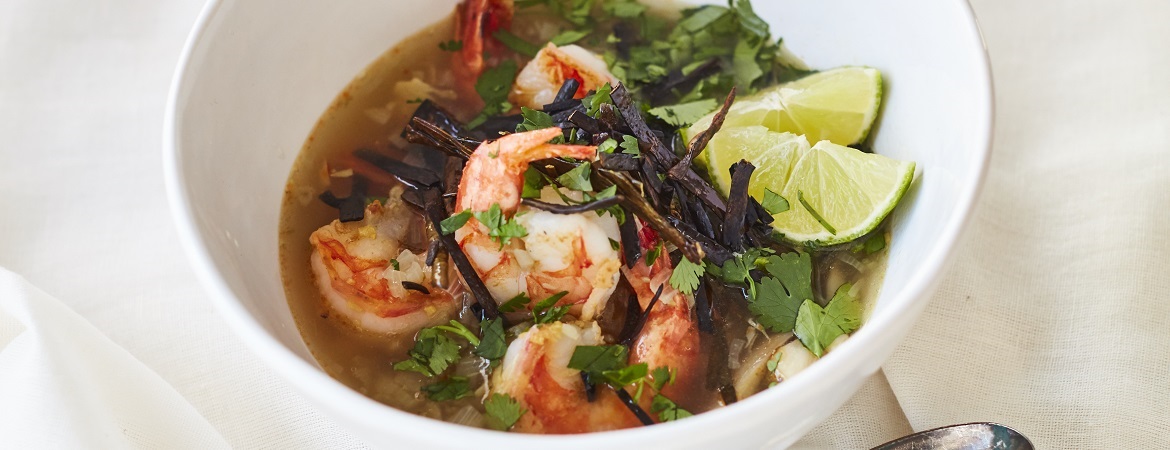 Tom yum goong met gefrituurde zeespaghetti