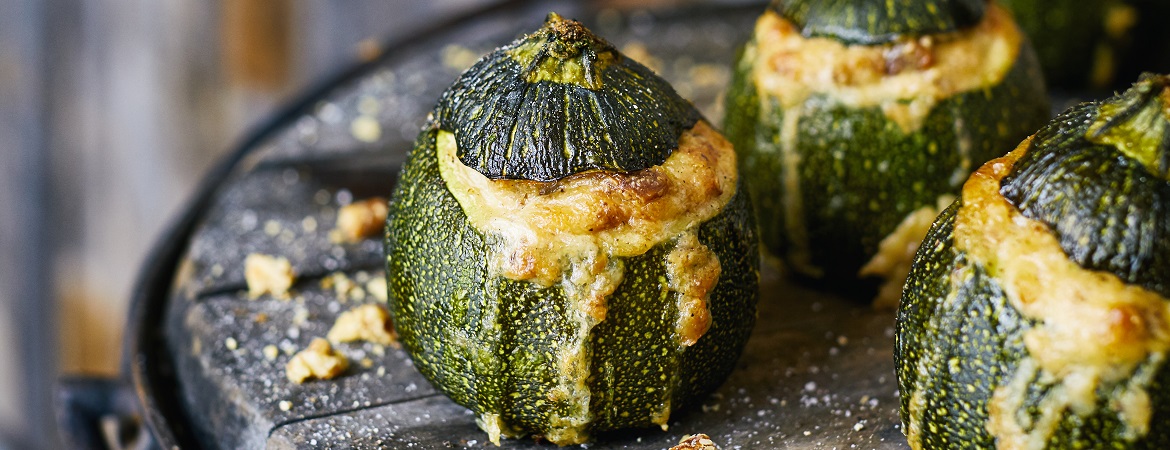 Gevulde courgettes van de bbq met truffel en noten