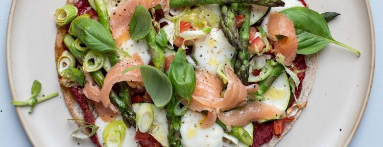 Volkoren wrappizza met zalm en asperges - Gezond aan tafel - recept