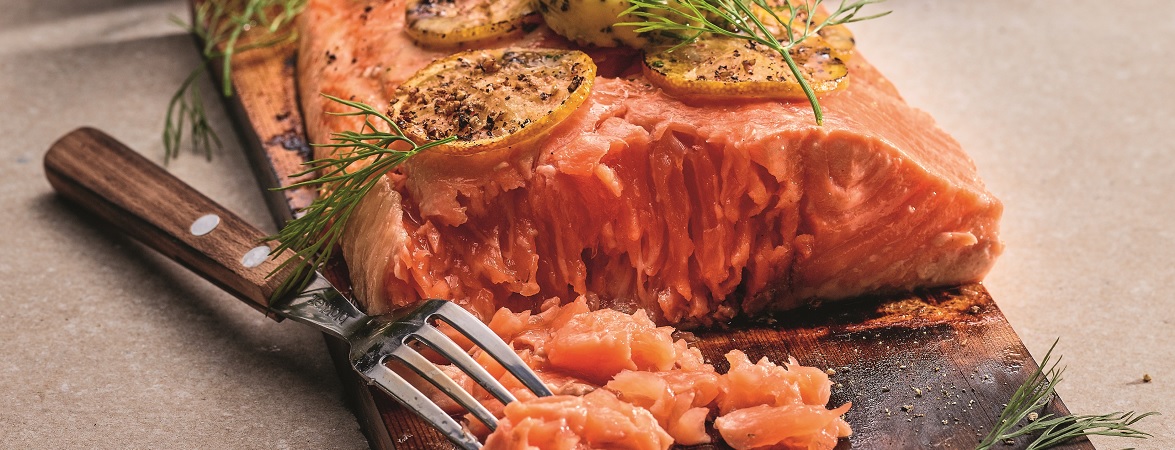 Zalm op cederhouten plank met citroen-dragonboter